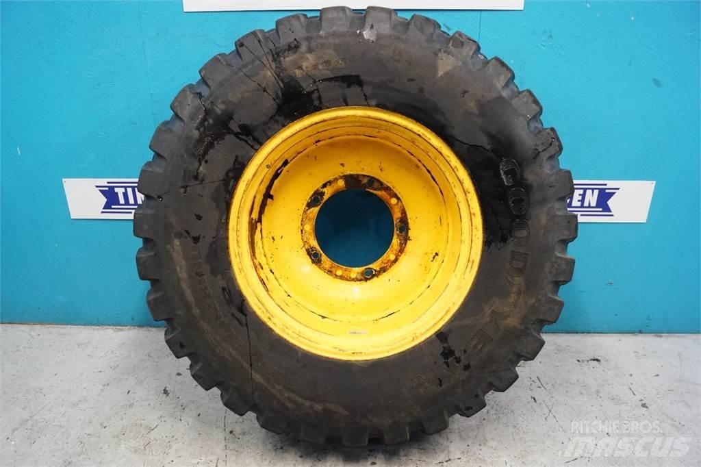  28 440/80R28 Banden, wielen en velgen