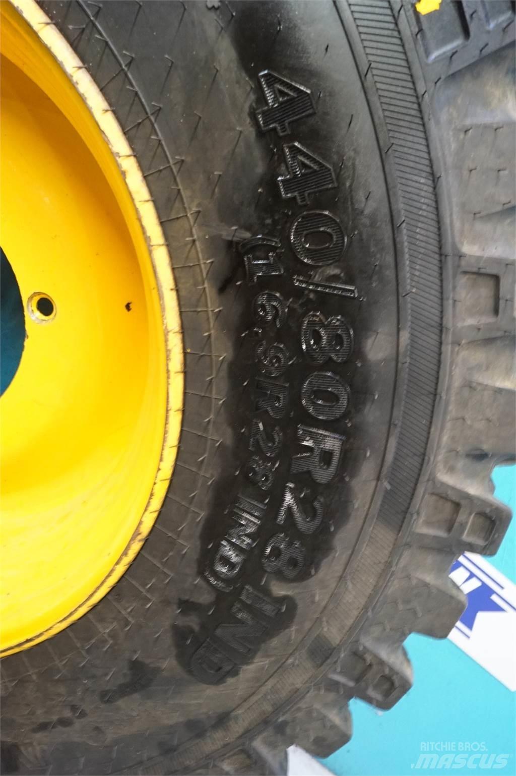  28 440/80R28 Banden, wielen en velgen