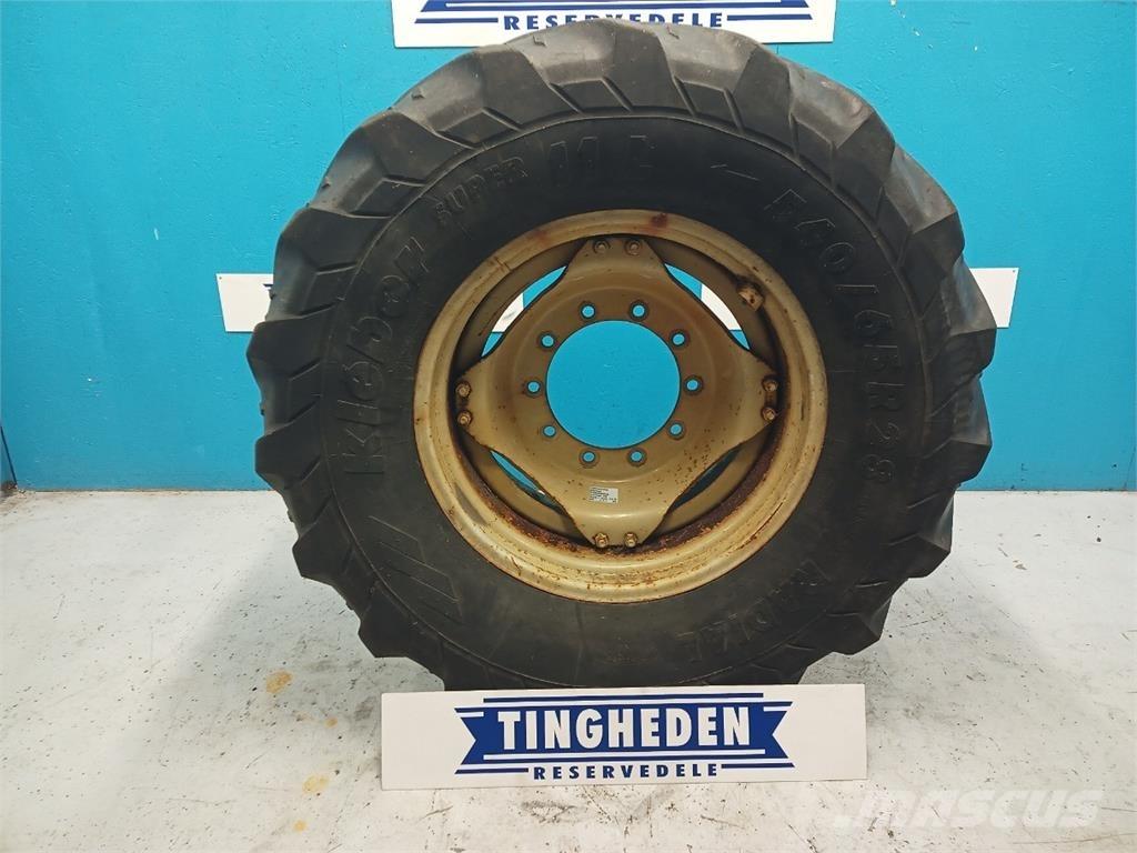  28 540/65R28 Banden, wielen en velgen
