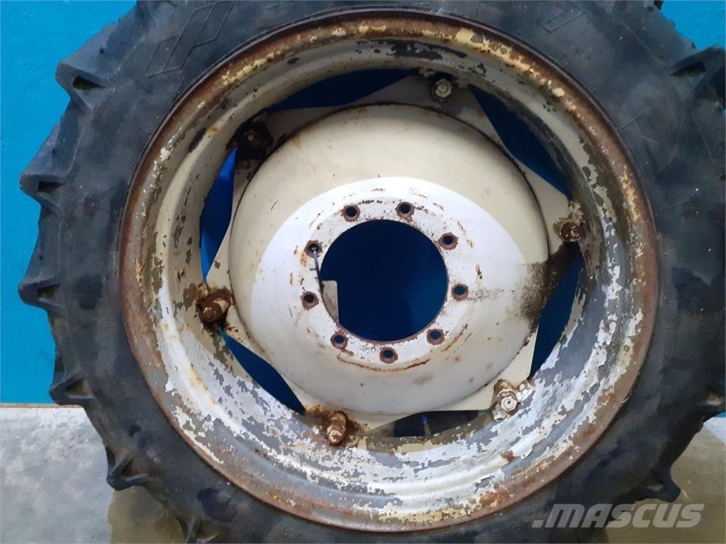  28 9.5R28 Banden, wielen en velgen