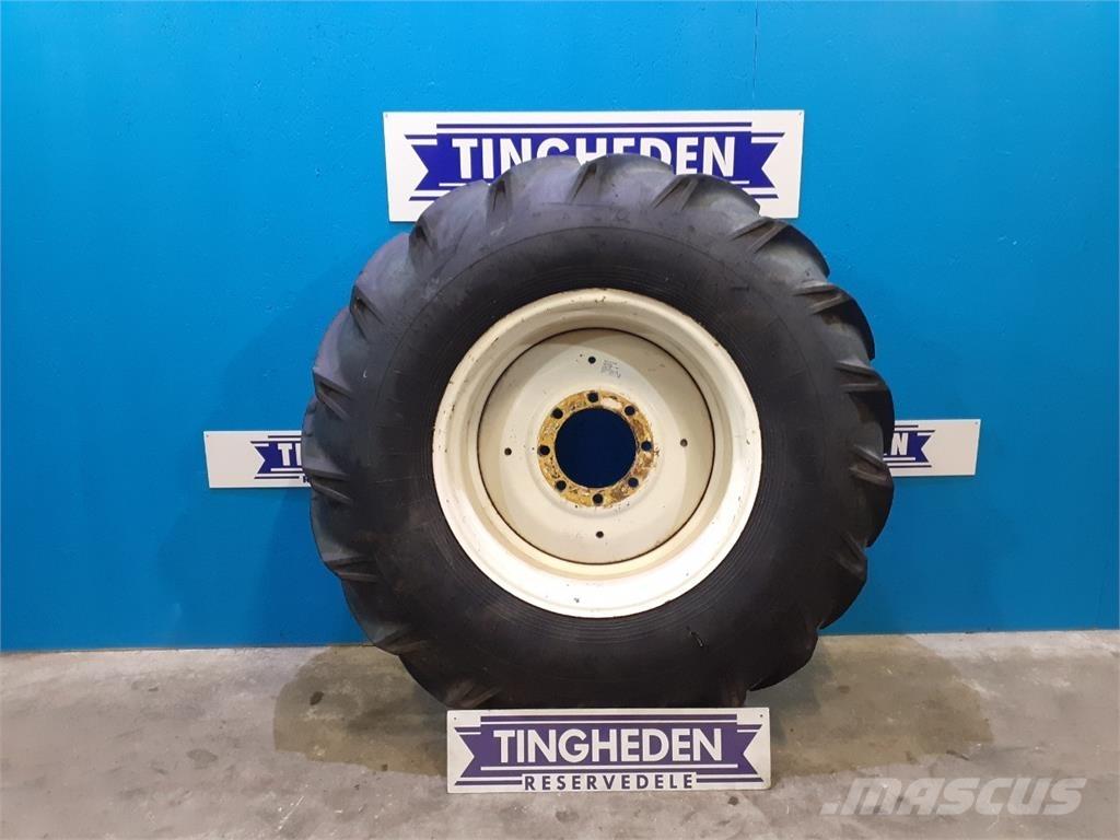  30 18.4/15-30 Banden, wielen en velgen