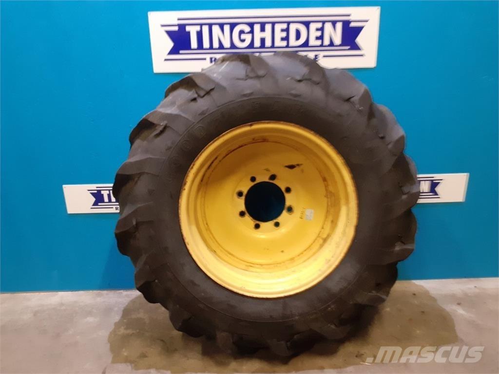  30 18.4-30 Banden, wielen en velgen