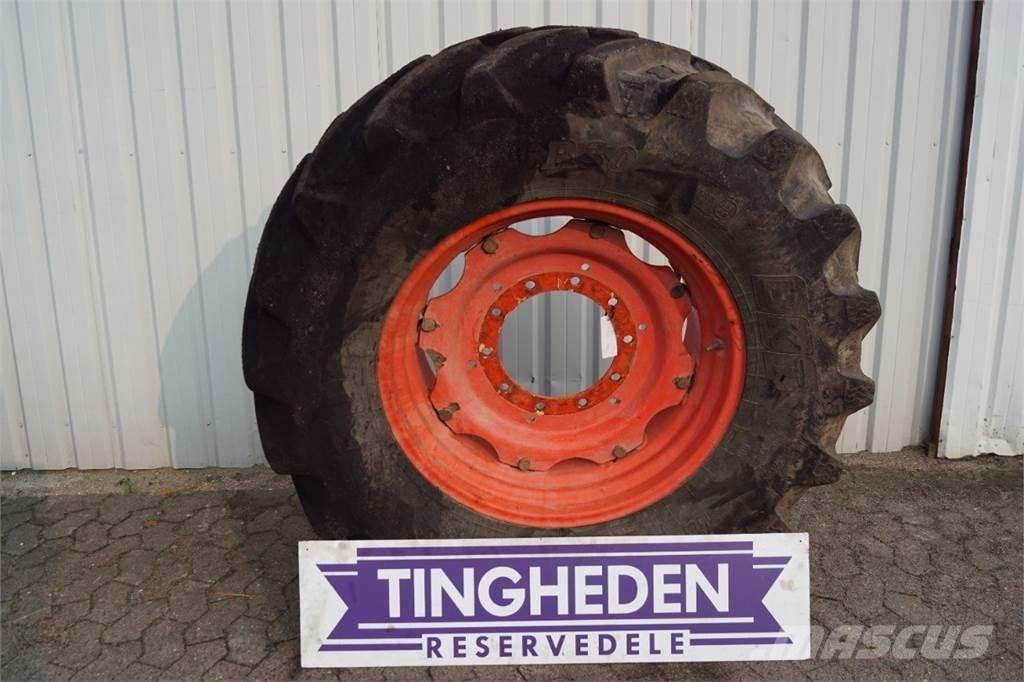  30 540/65R30 Banden, wielen en velgen