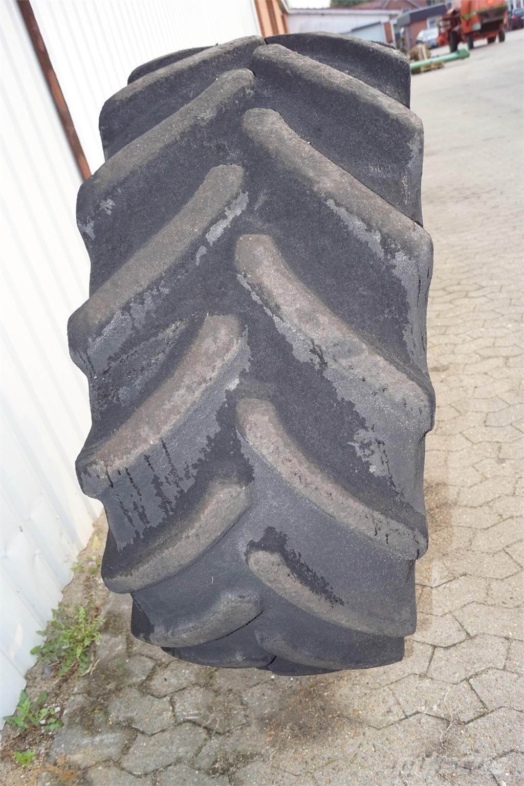  30 540/65R30 Banden, wielen en velgen