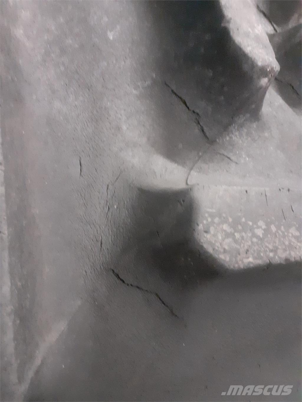  32 800/65R32 Banden, wielen en velgen