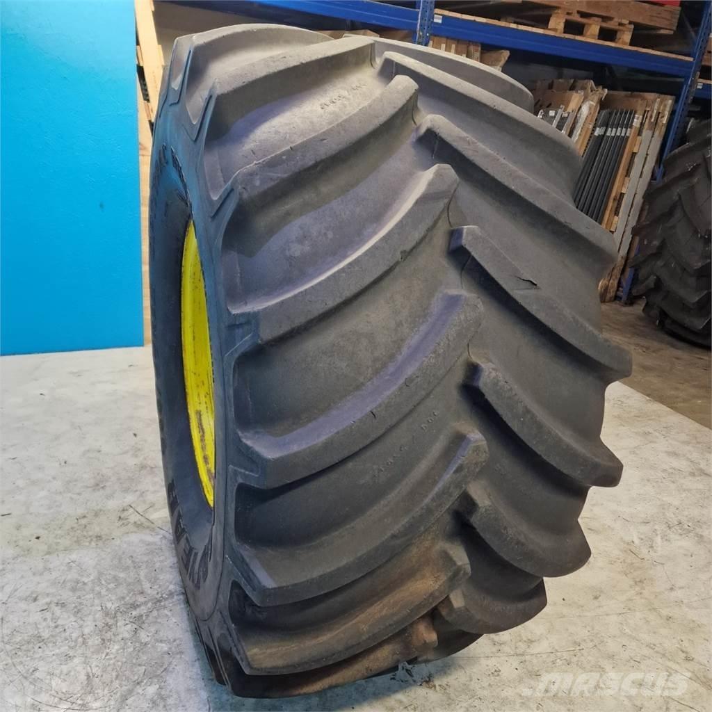  32 900/55 R32 Banden, wielen en velgen