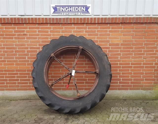  38 13.6R38 Banden, wielen en velgen