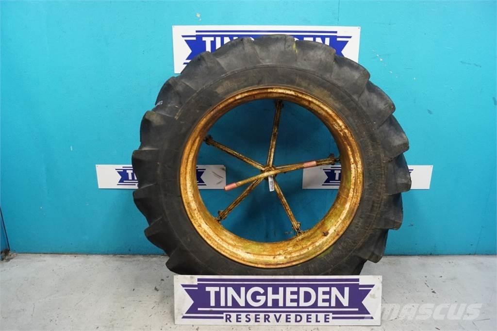  38 16.9-38 Banden, wielen en velgen