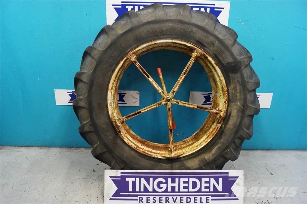  38 16.9-38 Banden, wielen en velgen