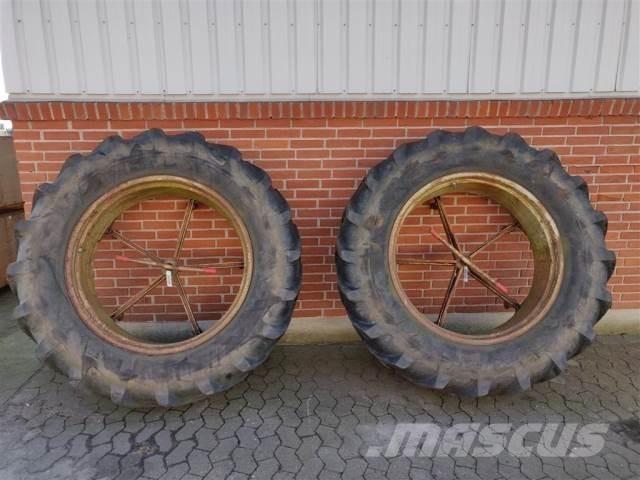  38 16.9R38 Banden, wielen en velgen