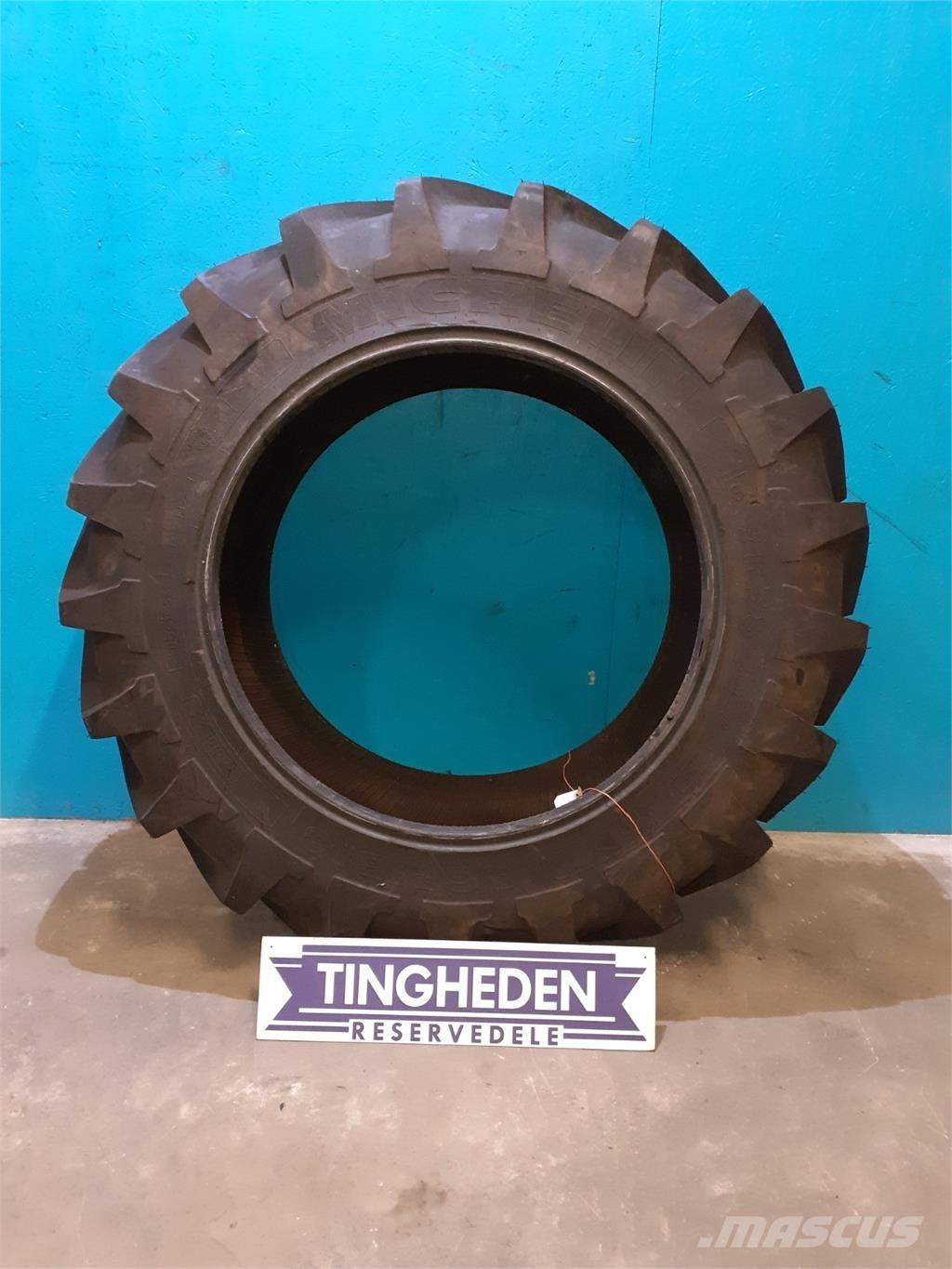  38 16.9R38 Banden, wielen en velgen
