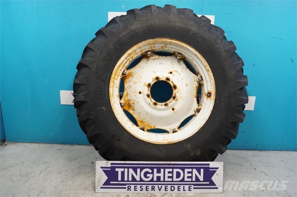  38 18.4-38 Banden, wielen en velgen