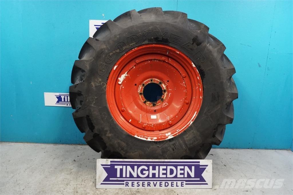  38 20.8R38 Banden, wielen en velgen