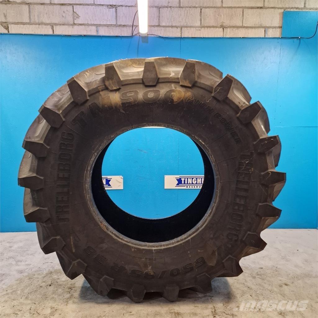  38 650/85R38 Banden, wielen en velgen