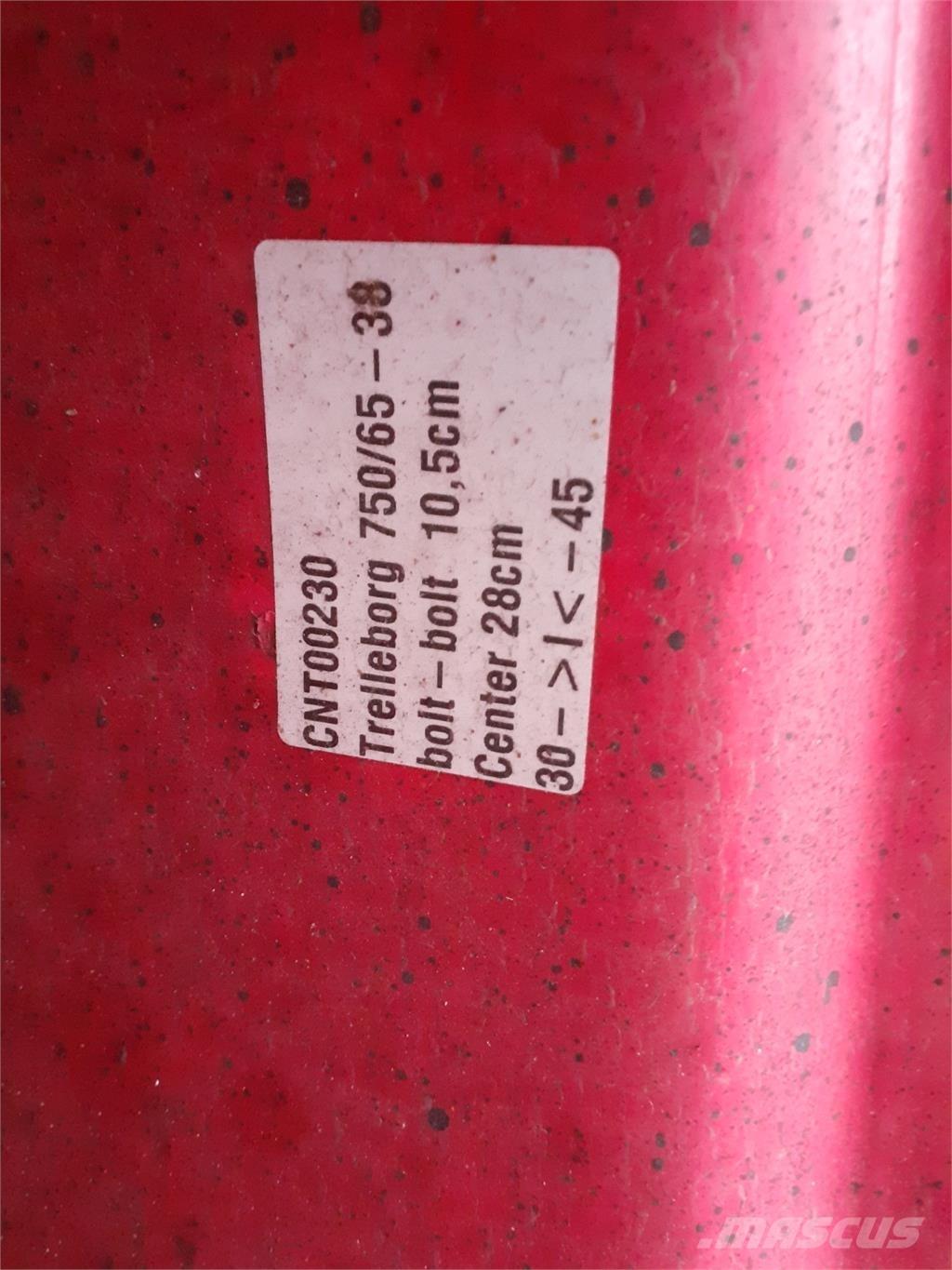  38 750/65R38 Banden, wielen en velgen