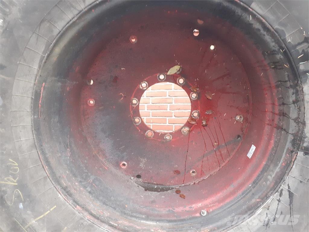  38 750/65R38 Banden, wielen en velgen