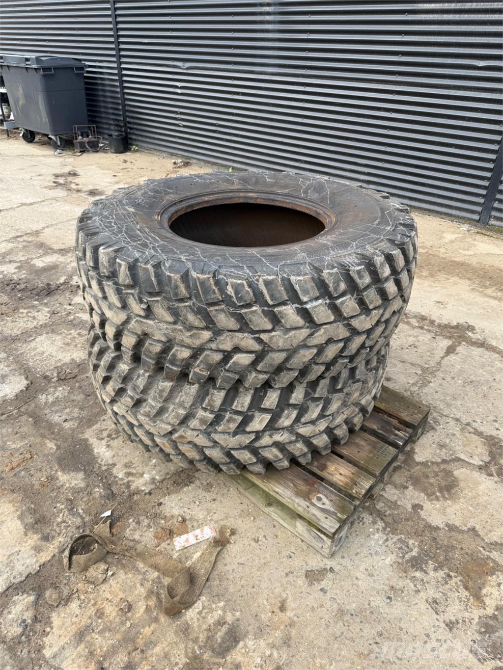  440/80-24 Banden, wielen en velgen