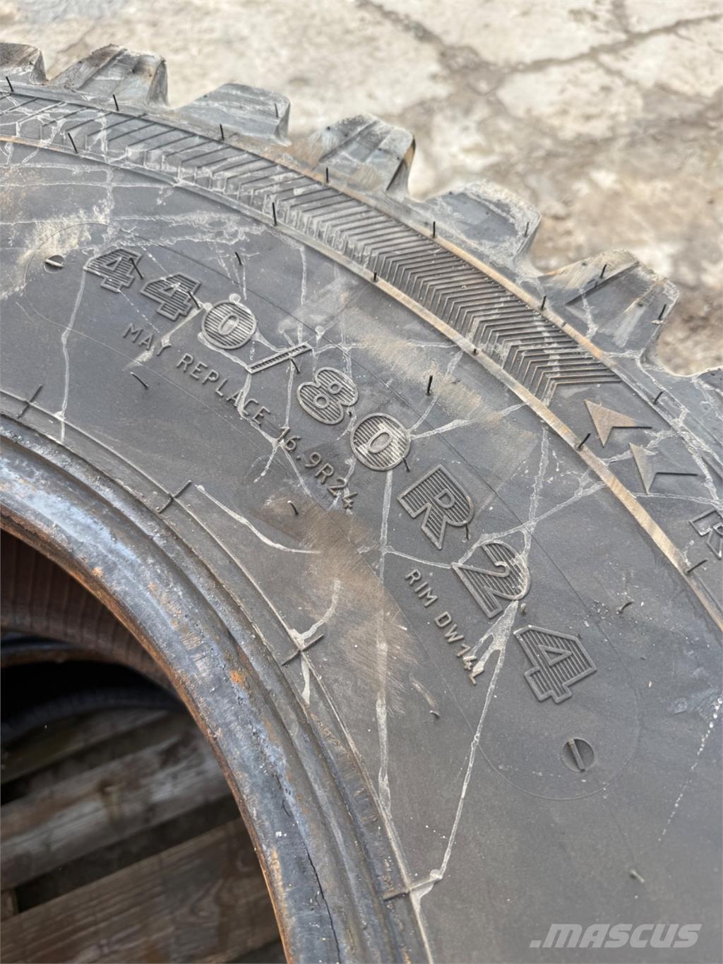  440/80-24 Banden, wielen en velgen