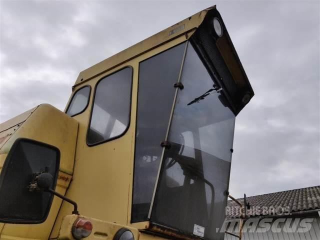 New Holland 1550 Cabine en interieur