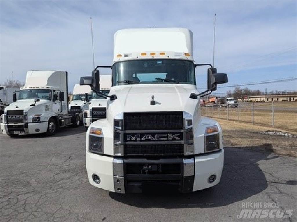 Mack AN64T Trekkers