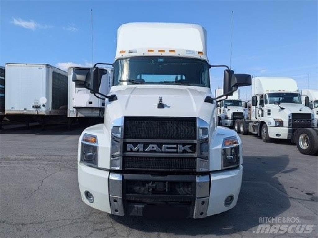 Mack AN64T Trekkers