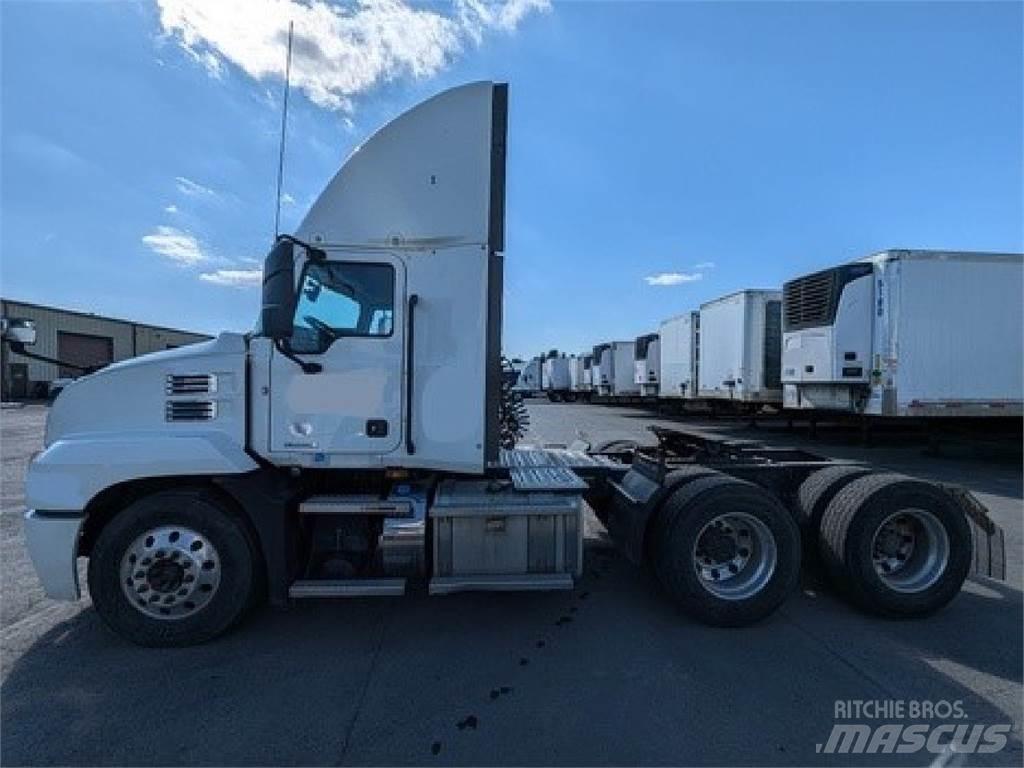 Mack AN64T Trekkers