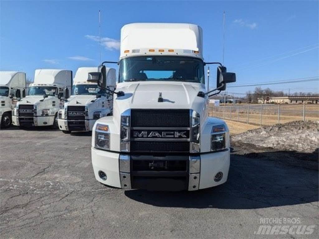 Mack AN64T Trekkers