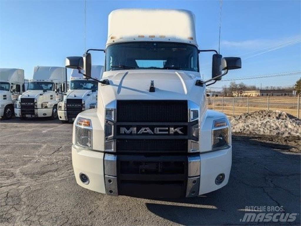 Mack AN64T Trekkers
