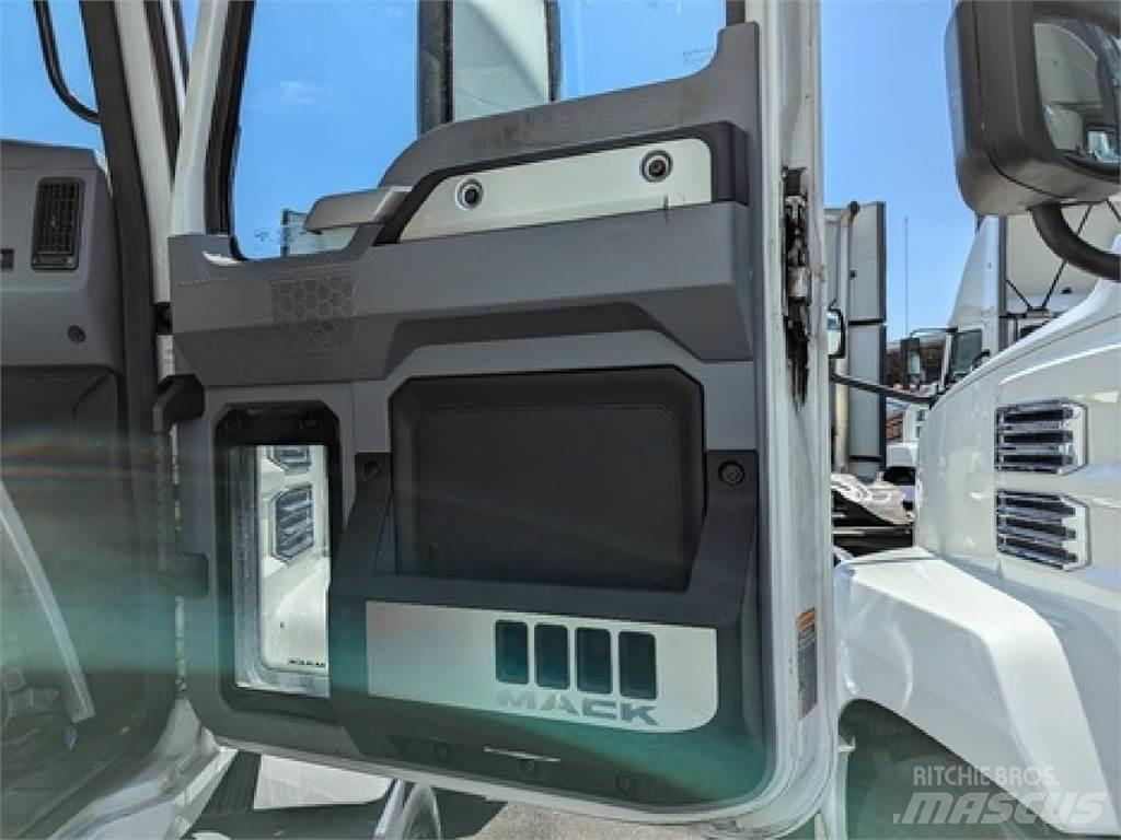 Mack AN64T Trekkers