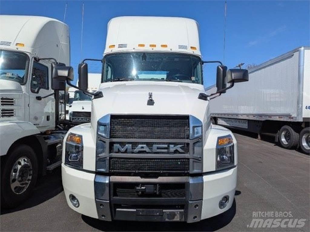 Mack AN64T Trekkers