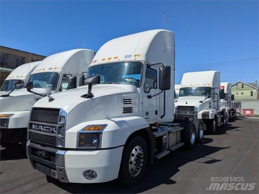 Mack AN64T Trekkers