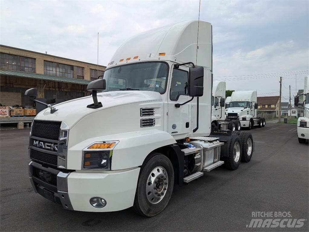 Mack AN64T Trekkers