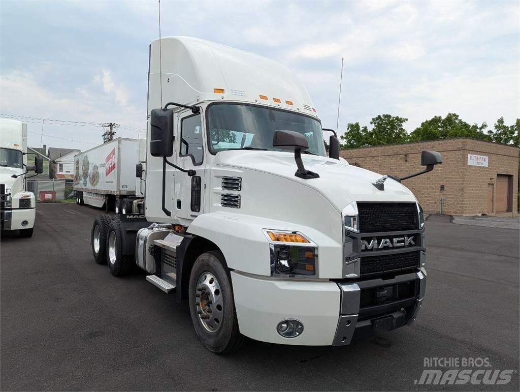 Mack AN64T Trekkers