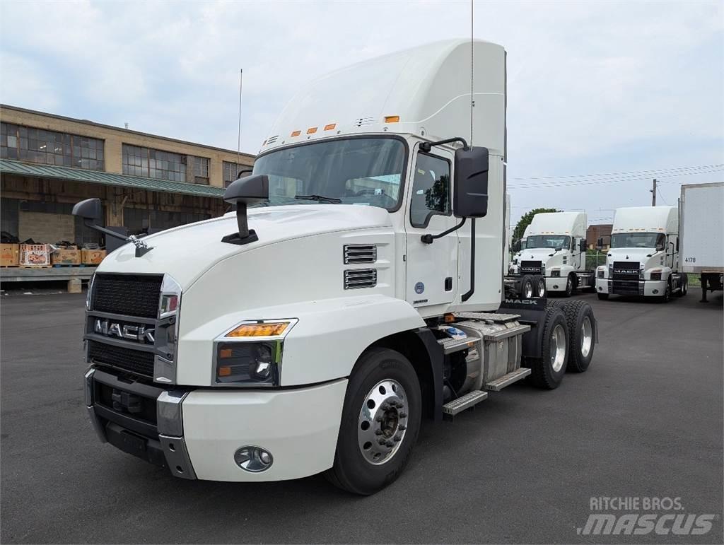 Mack AN64T Trekkers