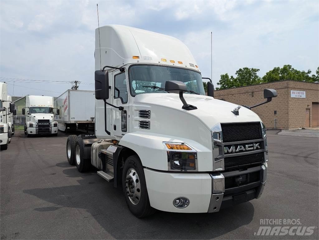 Mack AN64T Trekkers