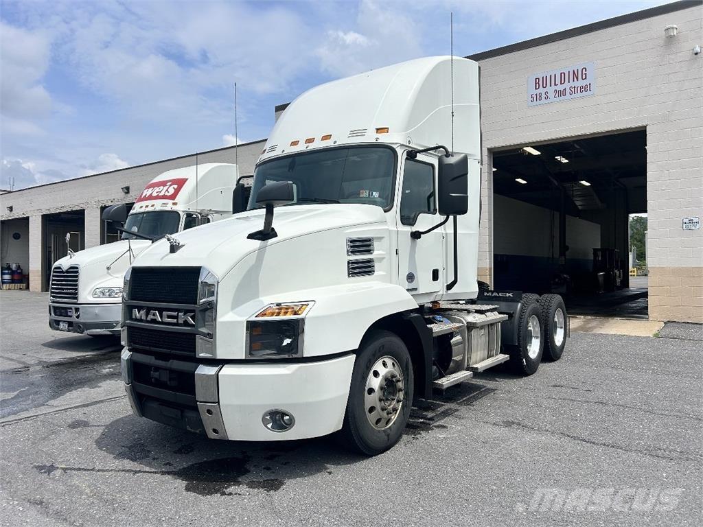 Mack AN64T Trekkers