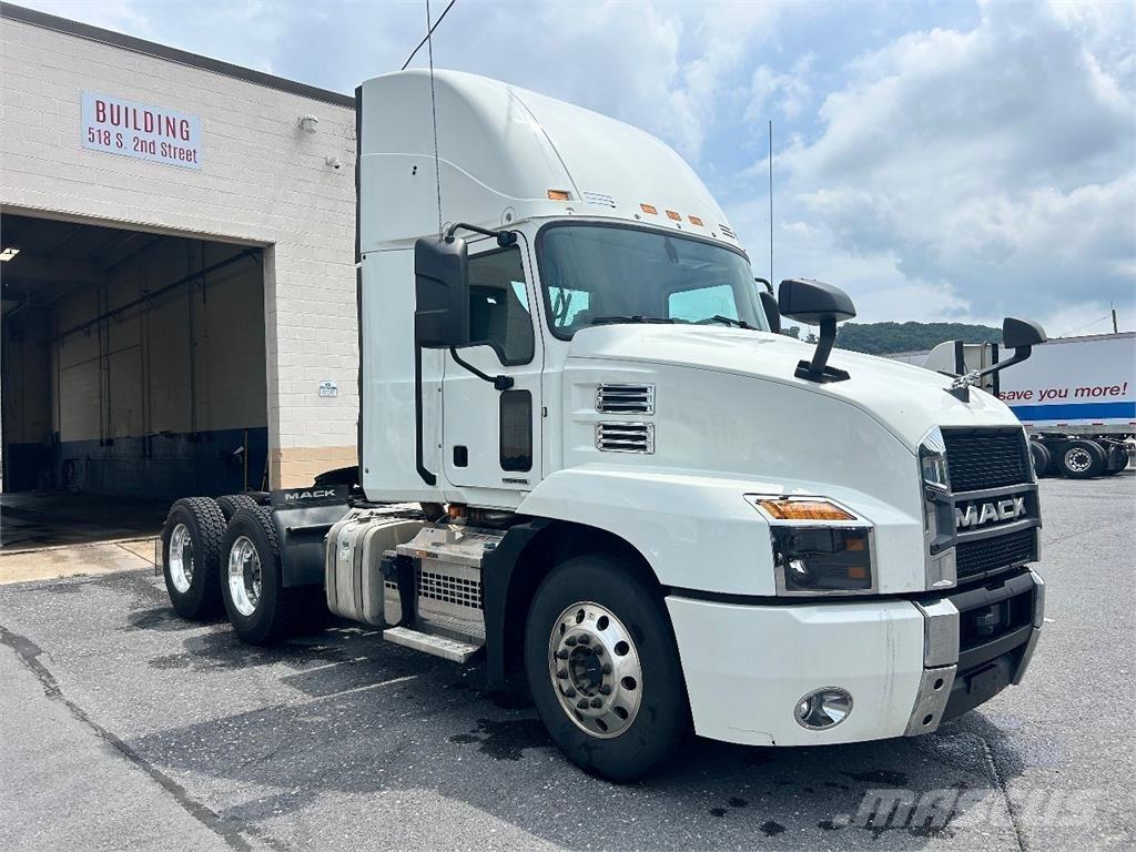 Mack AN64T Trekkers