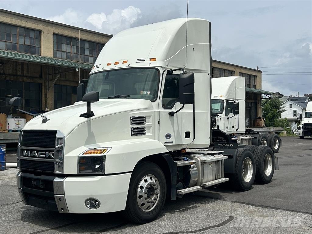 Mack AN64T Trekkers