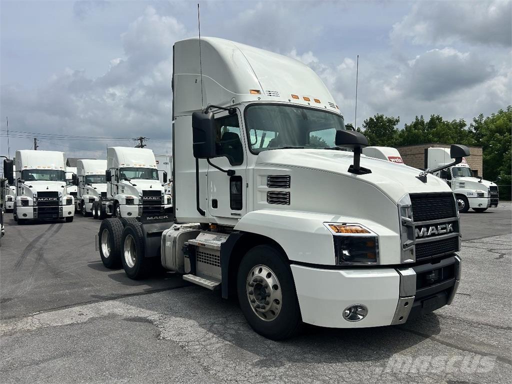 Mack AN64T Trekkers