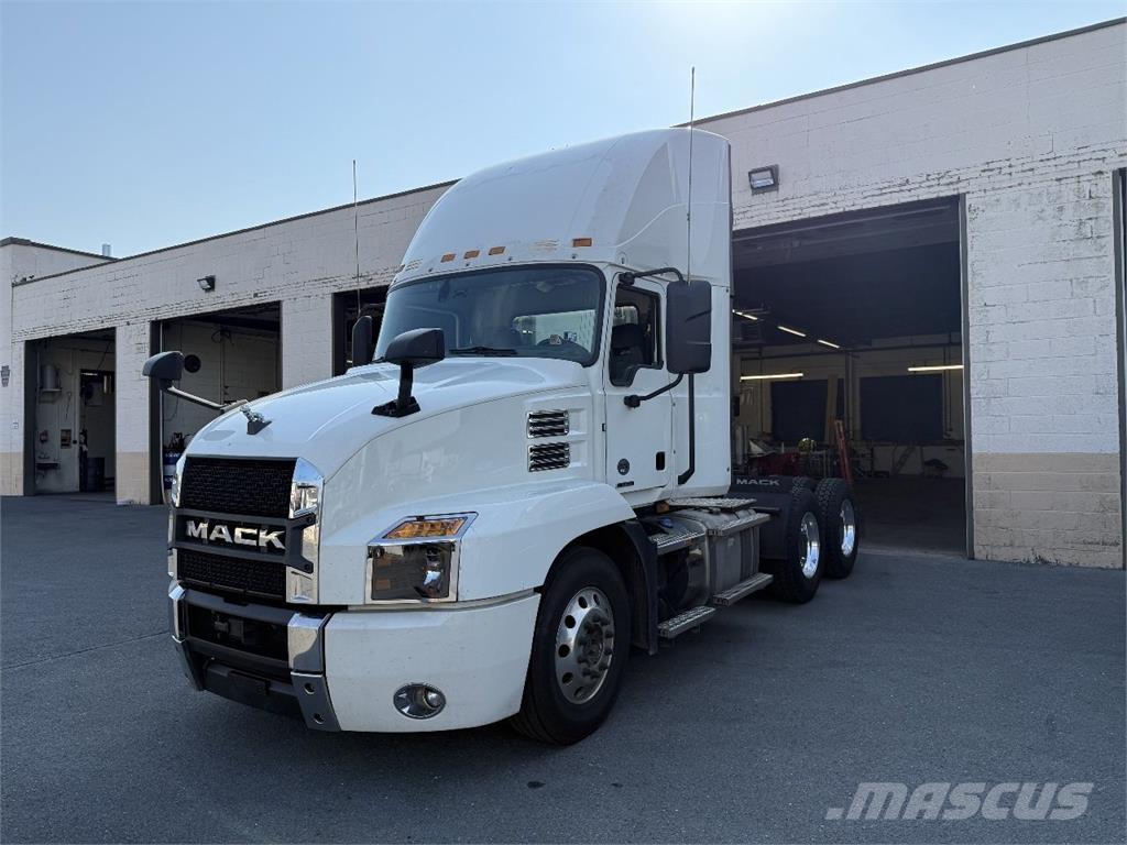 Mack AN64T Trekkers