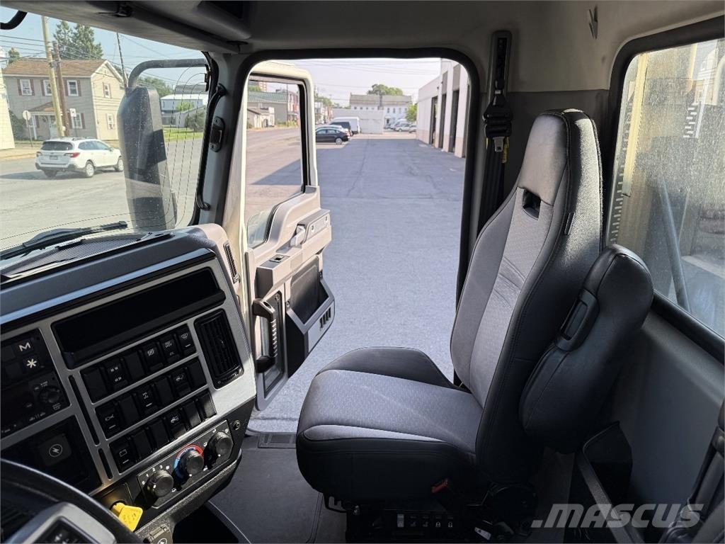 Mack AN64T Trekkers