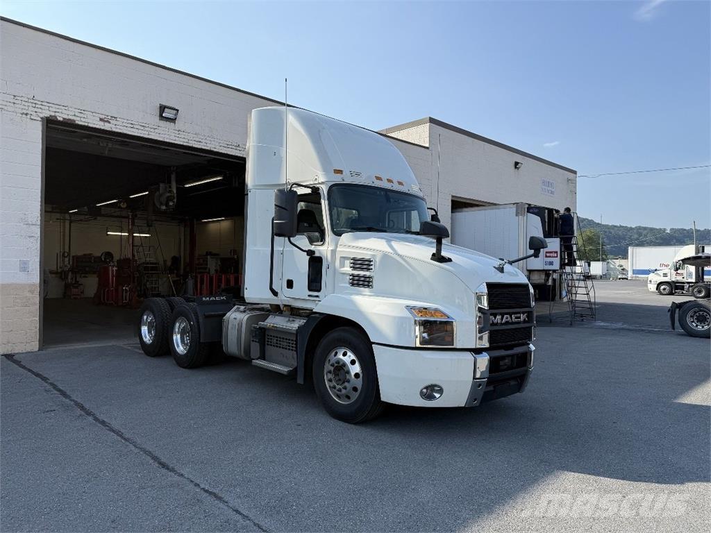 Mack AN64T Trekkers