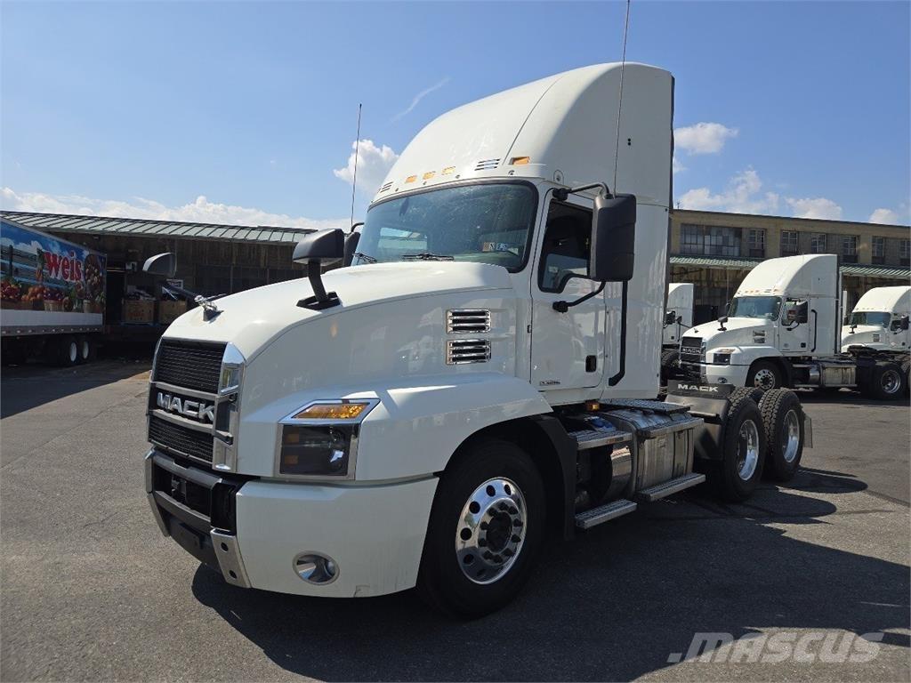 Mack AN64T Trekkers