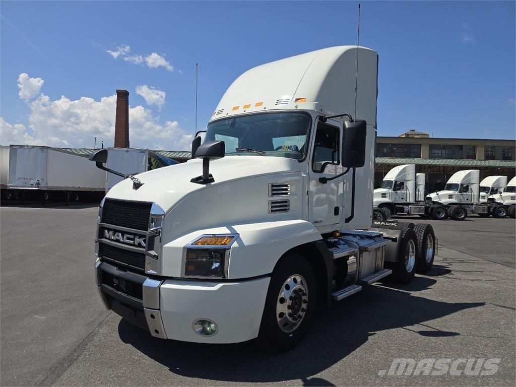 Mack AN64T Trekkers