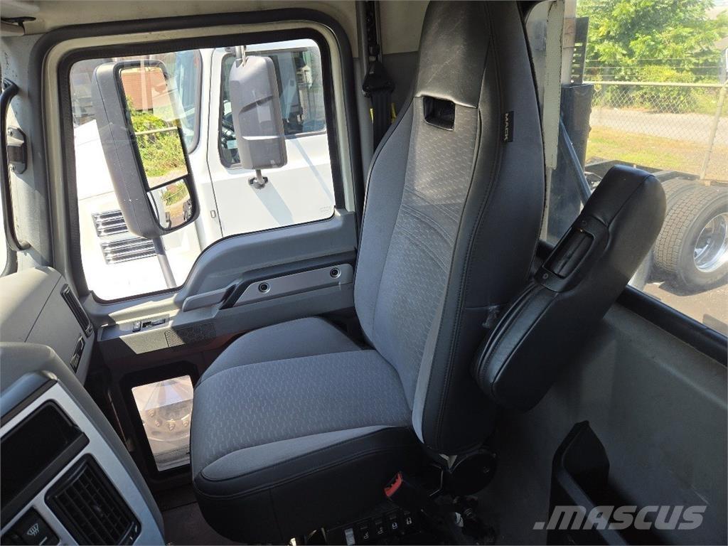 Mack AN64T Trekkers