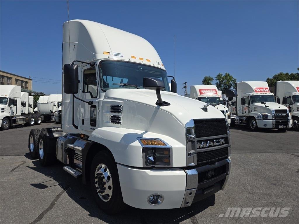 Mack AN64T Trekkers