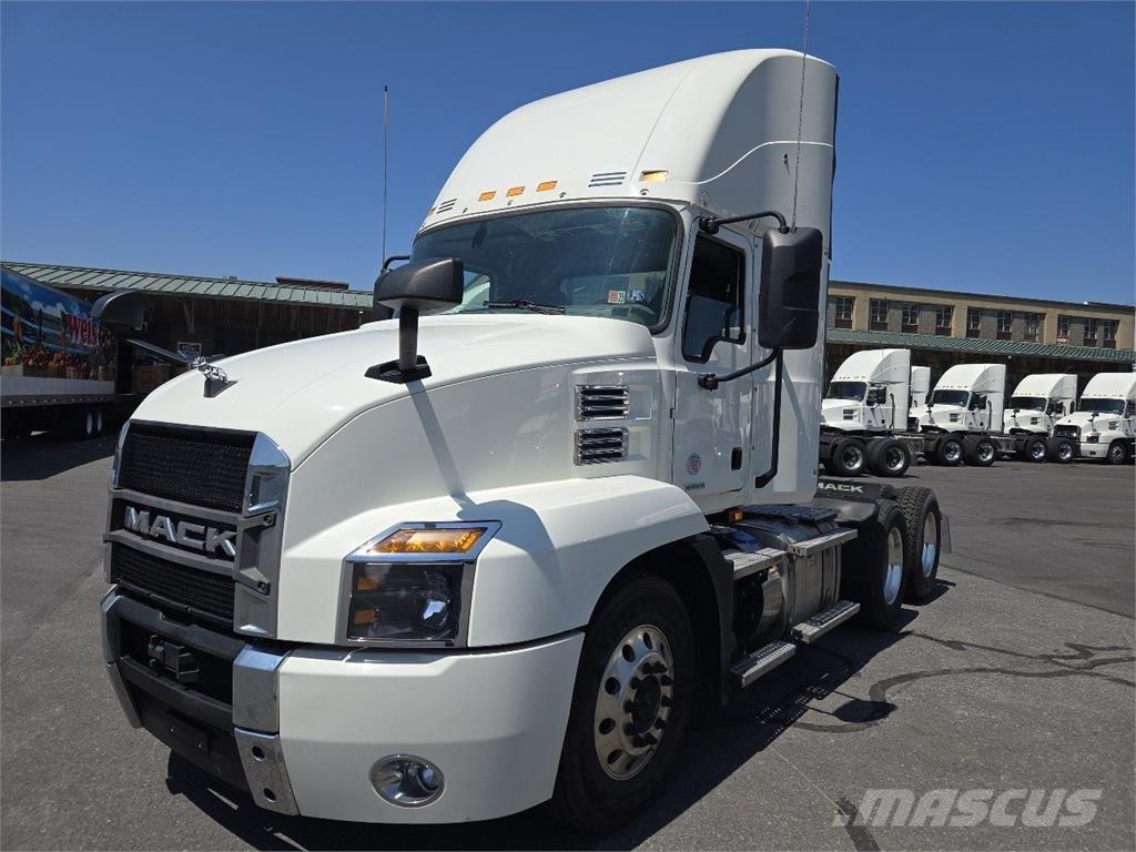 Mack AN64T Trekkers