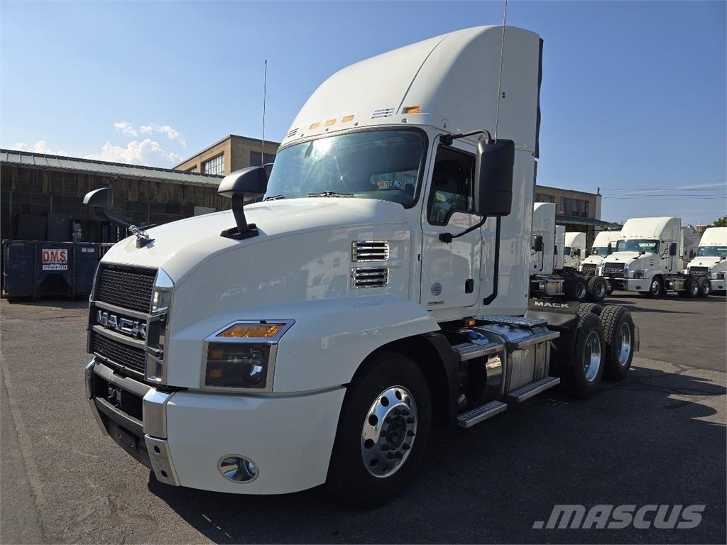 Mack AN64T Trekkers
