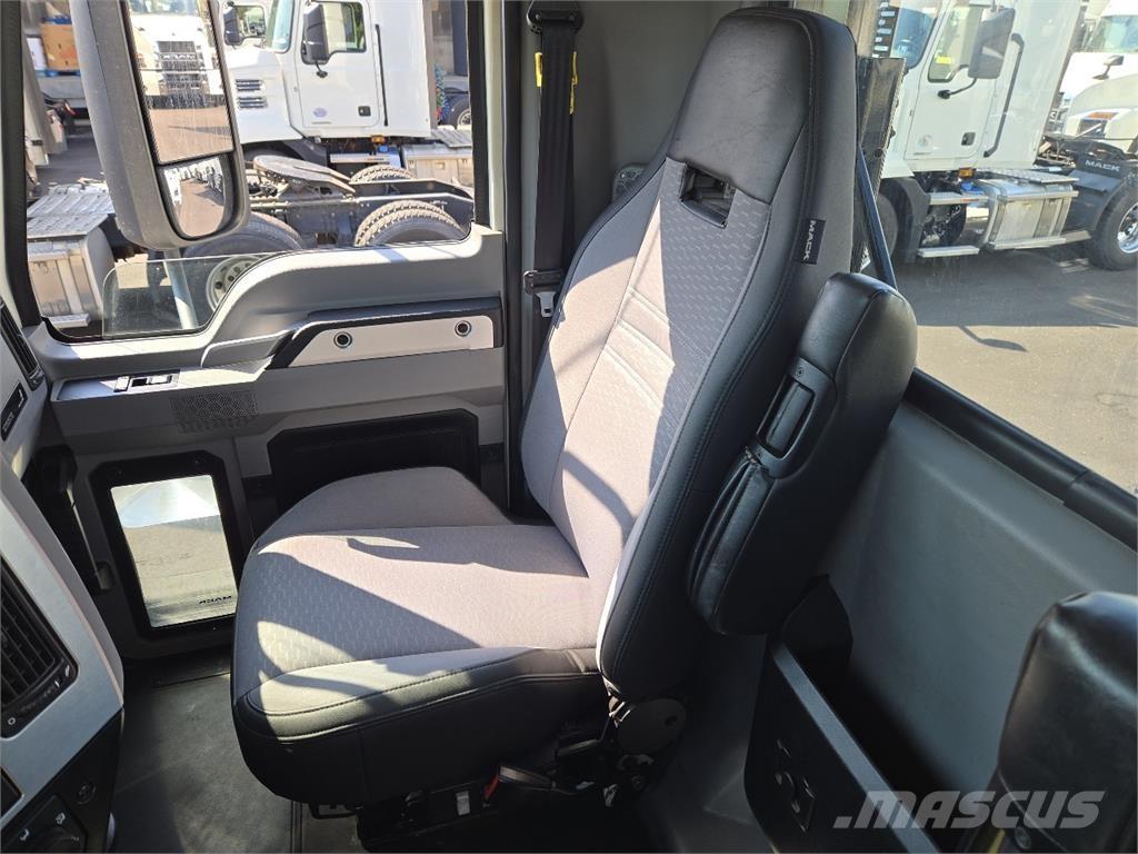 Mack AN64T Trekkers
