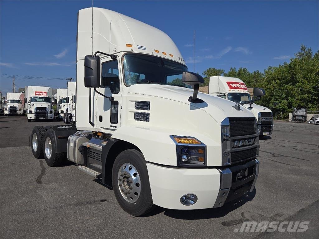 Mack AN64T Trekkers